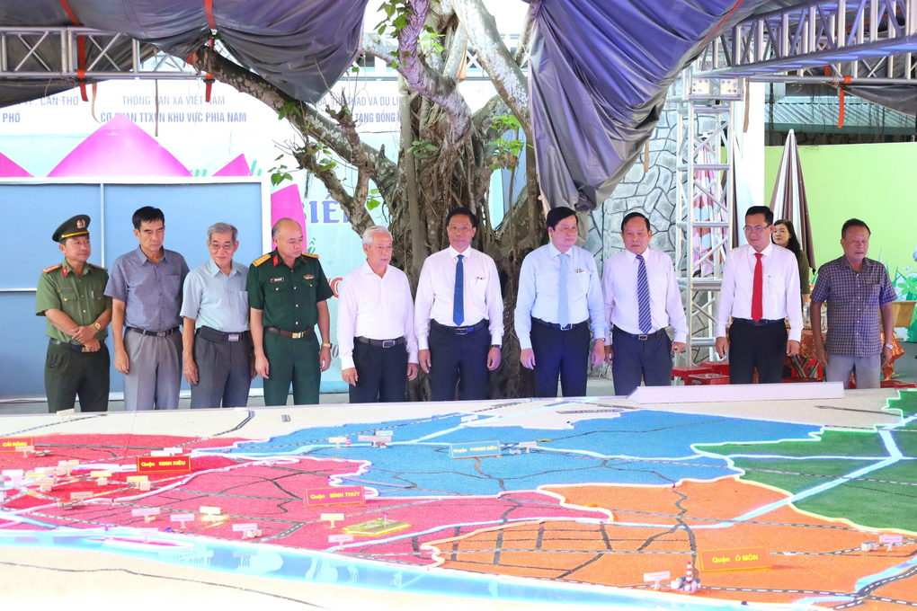 Cần Thơ triển lãm ảnh 20 năm xây dựng và phát triển - 2 Cần Thơ triển lãm ảnh 20 năm xây dựng và phát triển - 2