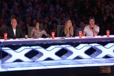 Hai em bé nhảy múa siêu dễ thương