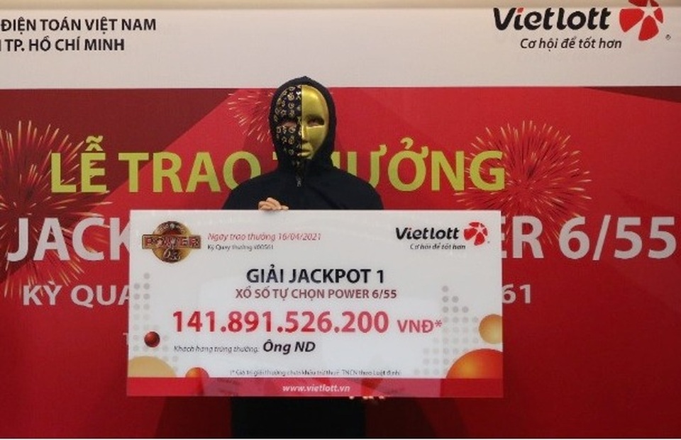 Nam nhân viên văn phòng ẵm độc đắc khủng gần 142 tỷ đồng - 1 Nam nhân viên văn phòng ẵm độc đắc khủng gần 142 tỷ đồng - 1