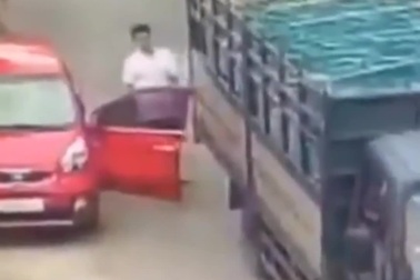 Tài xế lĩnh hậu quả vì mở cửa xe bất cẩn