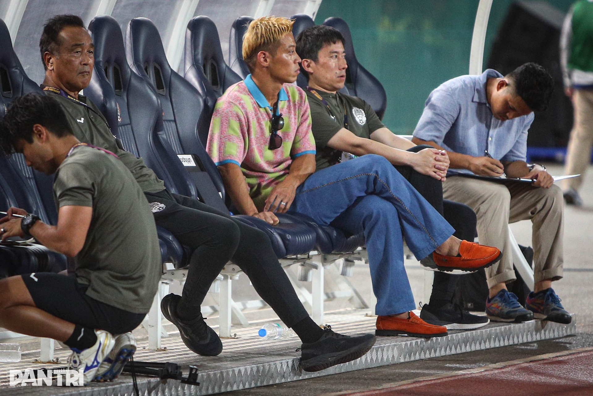 Cái cúi đầu tiếc nuối của Keisuke Honda khi Campuchia bị cầm hòa phút cuối - 2 Cái cúi đầu tiếc nuối của Keisuke Honda khi Campuchia bị cầm hòa phút cuối - 2