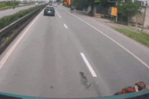 Thanh niên "đầu trần" đi xe máy, đánh võng như trêu ngươi trước mũi ô tô