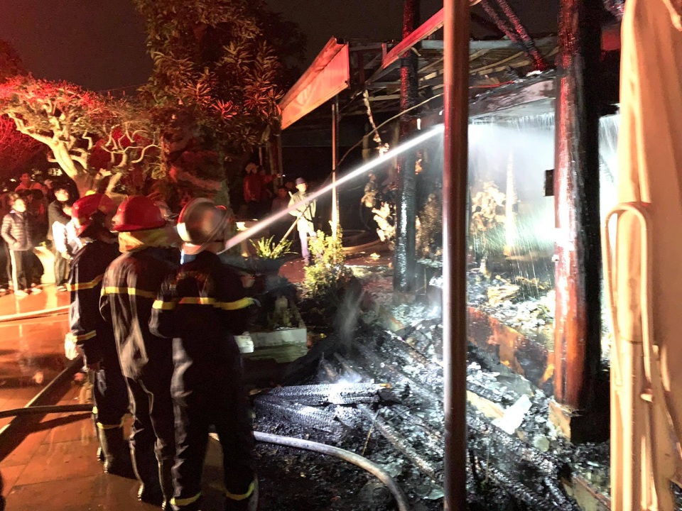 Hà Nội: Nhà sàn rộng hơn 300 m2 cùng nhiều tượng gỗ lớn bị thiêu rụi - 2 Hà Nội: Nhà sàn rộng hơn 300 m2 cùng nhiều tượng gỗ lớn bị thiêu rụi - 2