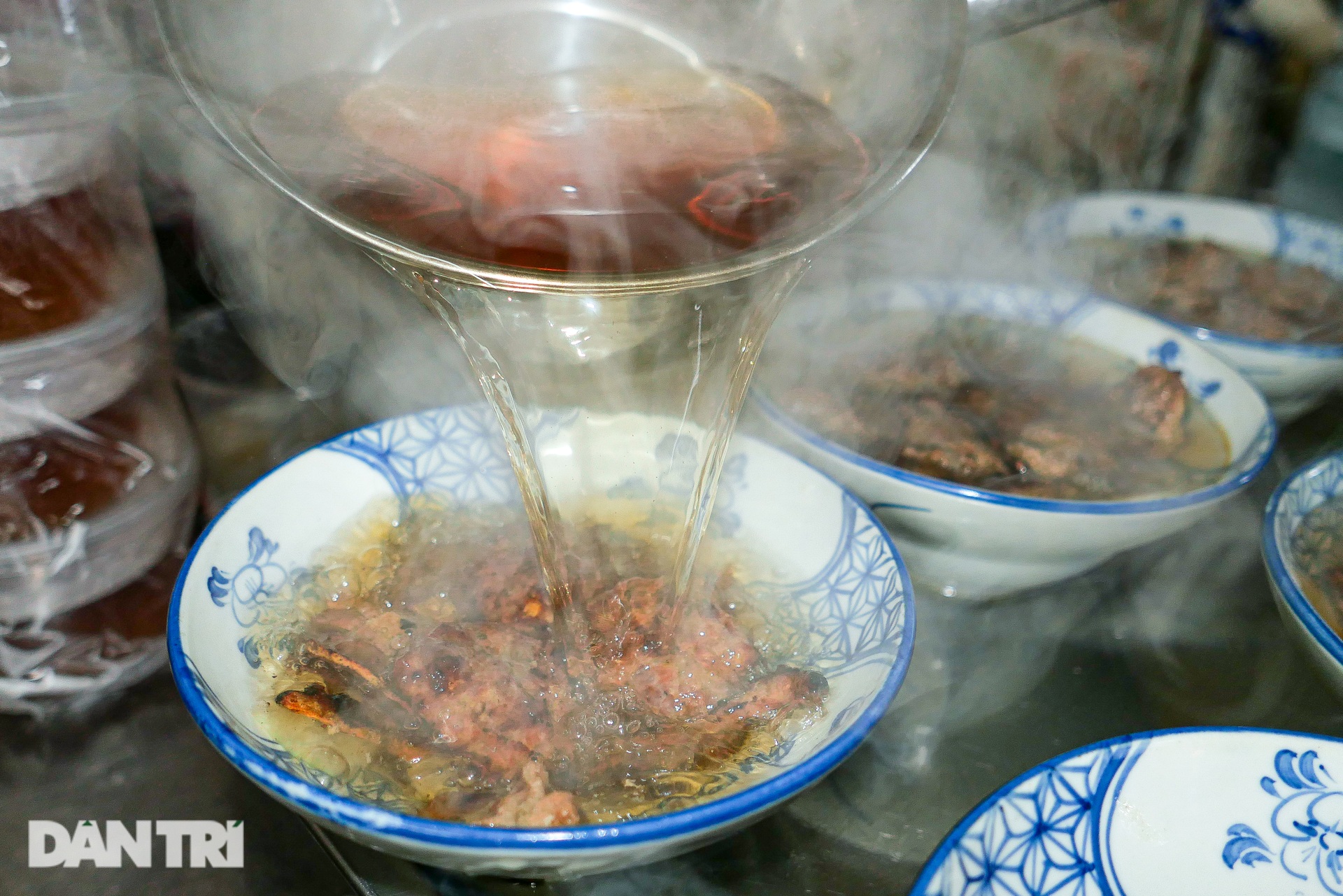 Bun Cha restaurant in a crowded alley, selling 600 servings/day in Hanoi - 7