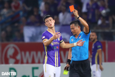 Duy Mạnh trở thành tội đồ, HLV Chun Jae Ho bênh vực học trò