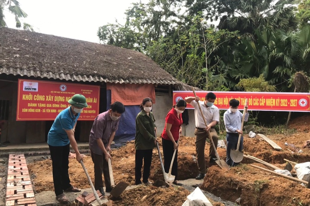Khởi công xây dựng Ngôi nhà Nhân ái dành tặng người đàn ông mù - 1 Khởi công xây dựng Ngôi nhà Nhân ái dành tặng người đàn ông mù - 1