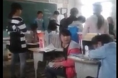 Clip “nữ sinh đánh nhau với thầy giáo” gây xôn xao Internet tuần qua