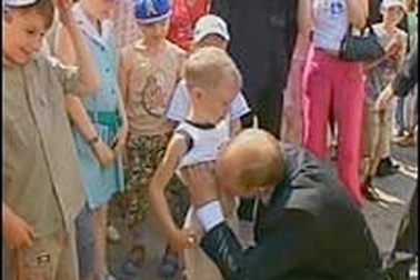 Vì sao Putin hôn bụng một cậu bé?