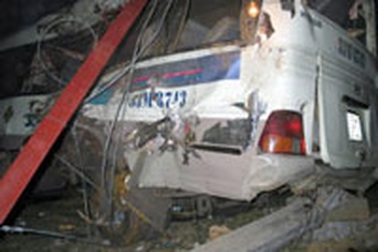 Ô tô lao vào tàu hoả, 10 người chết