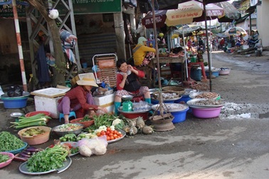 Tiểu thương dần buôn bán trở lại trong khi chờ chợ tạm