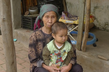 Tương lai mịt mờ của cậu bé 2 tuổi không có bố, mẹ tâm thần