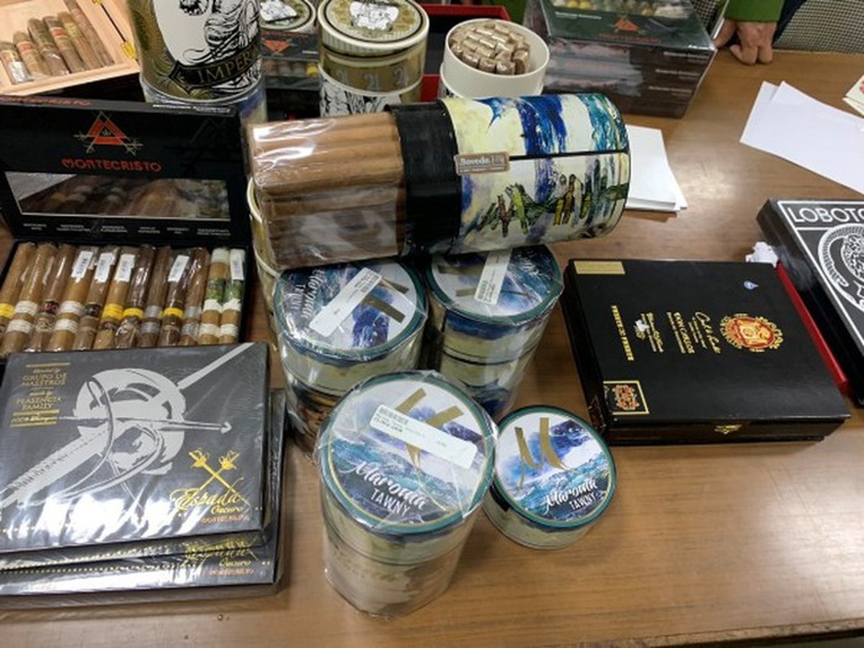 Hà Nội: Phát lộ thêm đường dây giao dịch xì gà nghi vấn nhập lậu, thu trên 15.000 điếu - 3 Hà Nội: Phát lộ thêm đường dây giao dịch xì gà nghi vấn nhập lậu, thu trên 15.000 điếu - 3