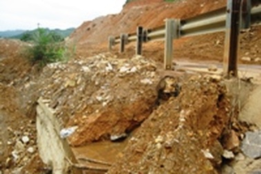 Mưa kéo dài, quốc lộ sạt lở nghiêm trọng