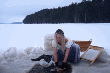 Cô gái giặt quần áo giữa hồ băng, phơi đồ bất chấp bão tuyết ở Bắc Âu