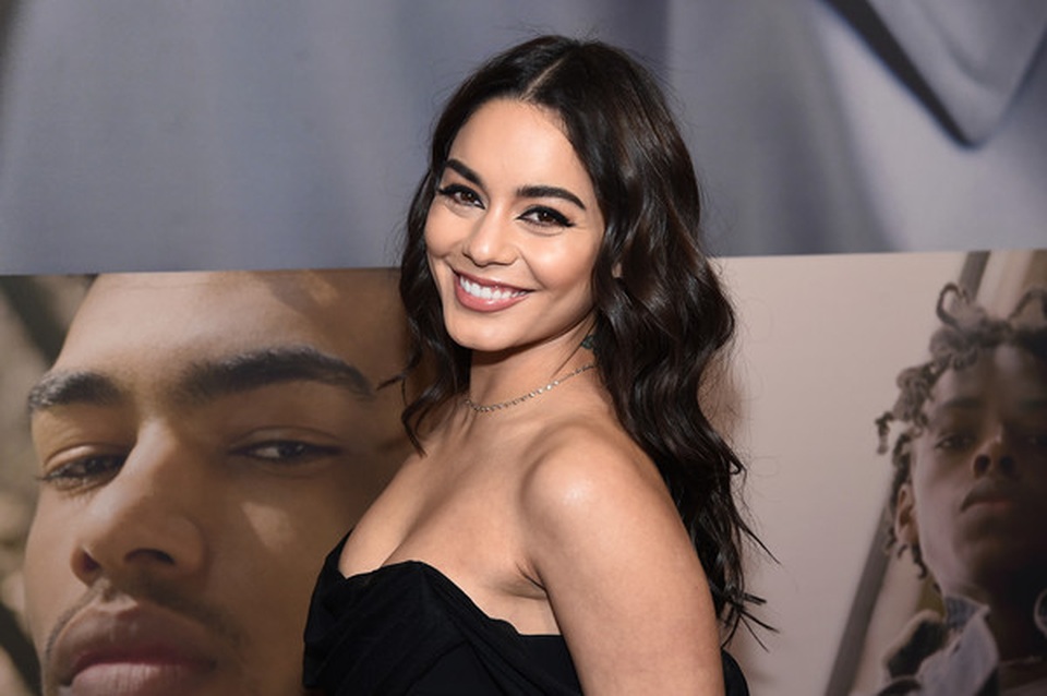 Vanessa Hudgens khoe vai trần nuột nà - 3 Vanessa Hudgens khoe vai trần nuột nà - 3