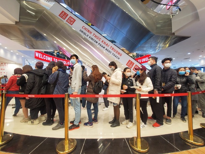 Hàng trăm khách đeo khẩu trang xếp hàng chờ mua sắm ở cửa hàng Uniqlo đầu tiên tại Hà Nội - Ảnh 3. Hàng trăm khách đeo khẩu trang xếp hàng chờ mua sắm ở cửa hàng Uniqlo đầu tiên tại Hà Nội - Ảnh 3.