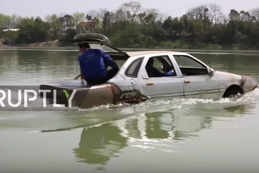 Thợ máy Trung Quốc chế tạo thành công ô tô "bơi"