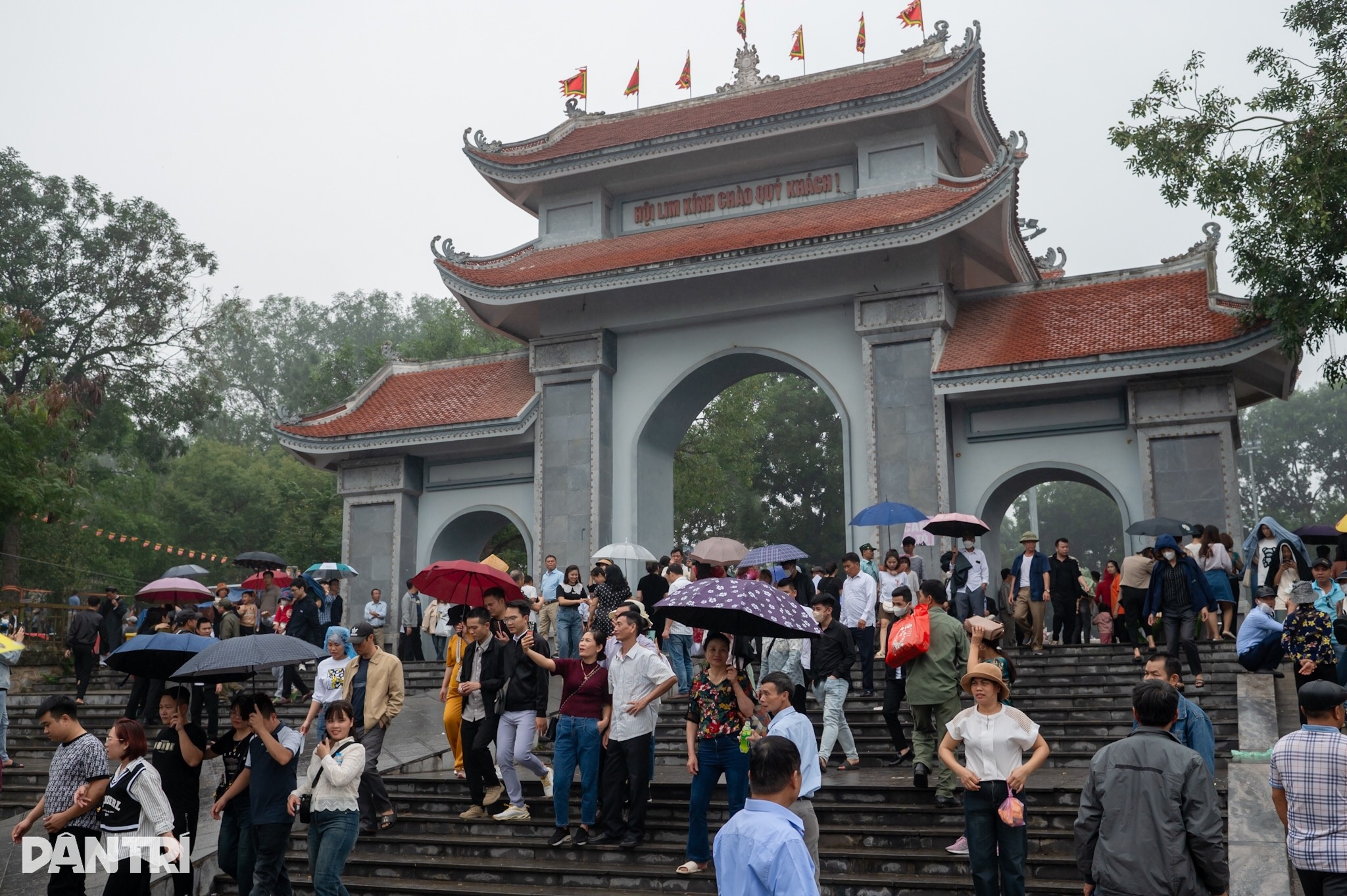 Lakonan semula nyanyian Quan Ho untuk menerima wang bertuah di festival Lim - 1 Tái diễn cảnh hát quan họ nhận tiền lì xì ở hội Lim - 1