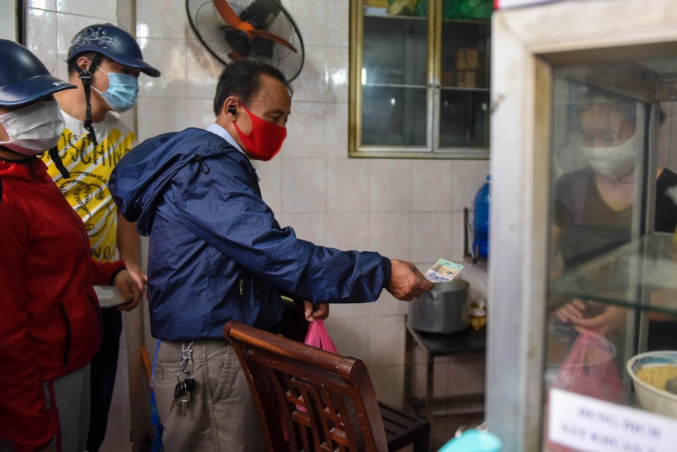 Đeo khẩu trang, cầm nước rửa tay đến xếp hàng mua bánh trôi - 13 Đeo khẩu trang, cầm nước rửa tay đến xếp hàng mua bánh trôi - 13