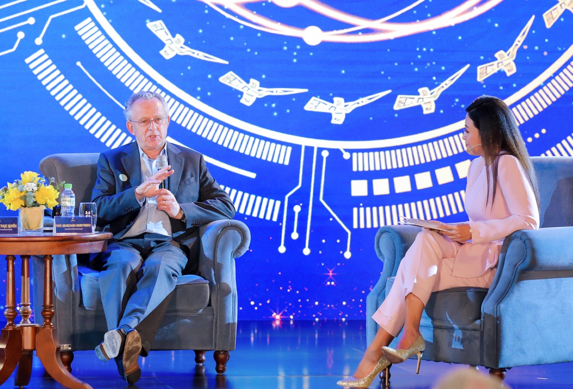 MC Lina Phạm VTV tiết lộ hậu trường cuộc gặp nhà khoa học đoạt giải Nobel - 2