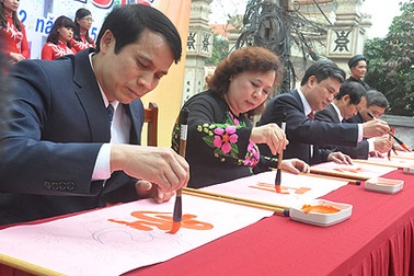 Tại sao lãnh đạo khai bút theo nét chữ đã chuẩn bị?