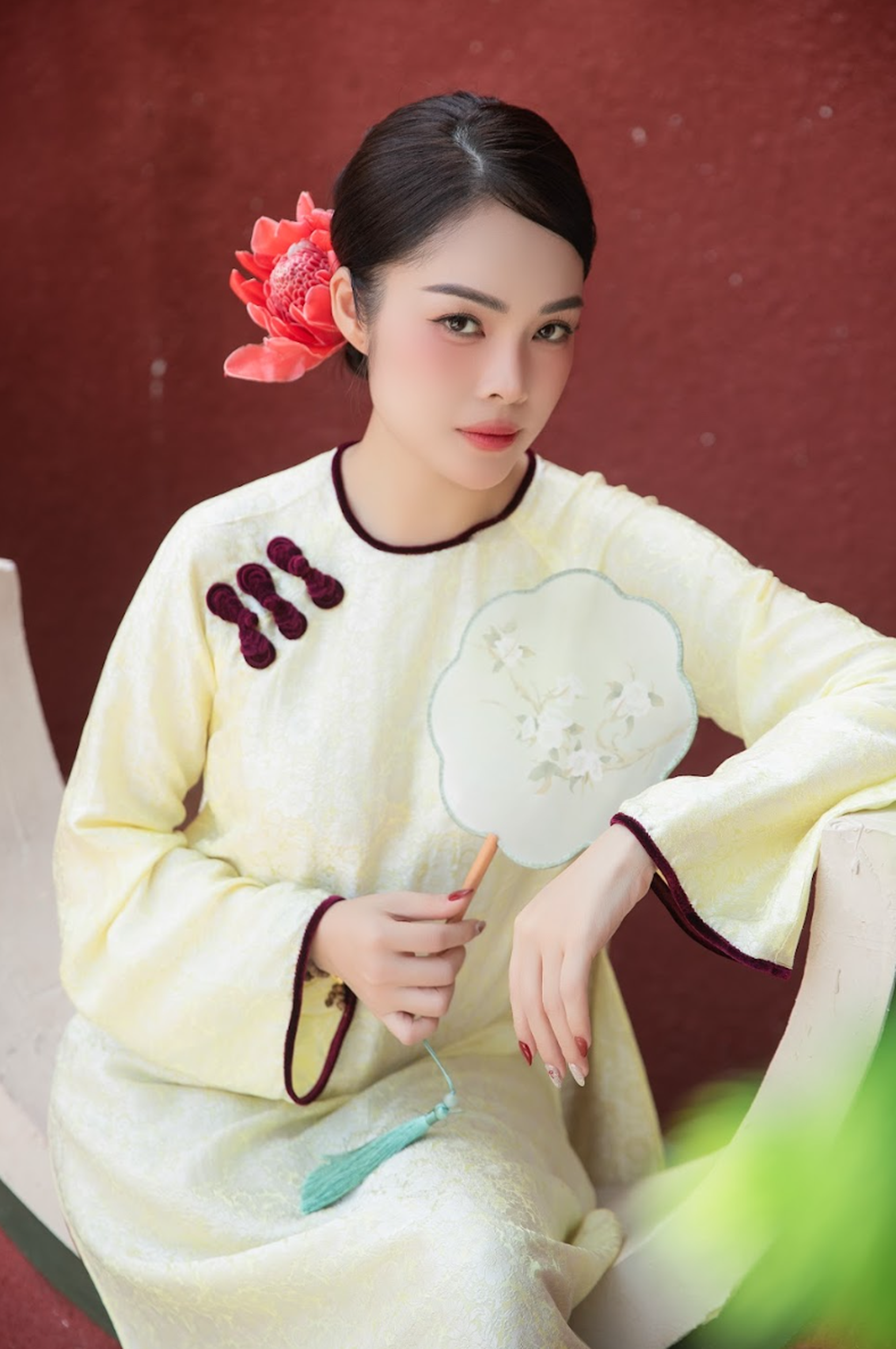 Dương Cẩm Lynh hóa tuyệt sắc giai nhân với phong cách cài hoa lên đầu - 8 Dương Cẩm Lynh hóa tuyệt sắc giai nhân với phong cách cài hoa lên đầu - 8