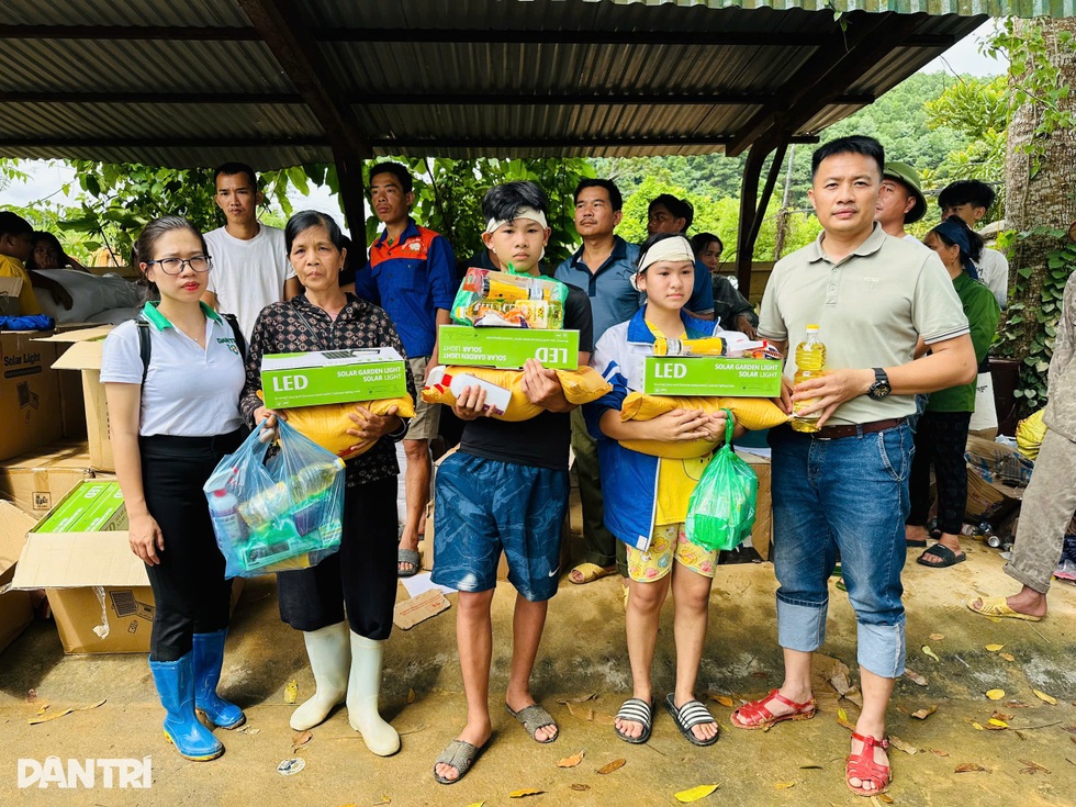 Xuyên đêm vượt đường độc đạo trao cứu trợ tới bà con bị cô lập ở Lào Cai - 11