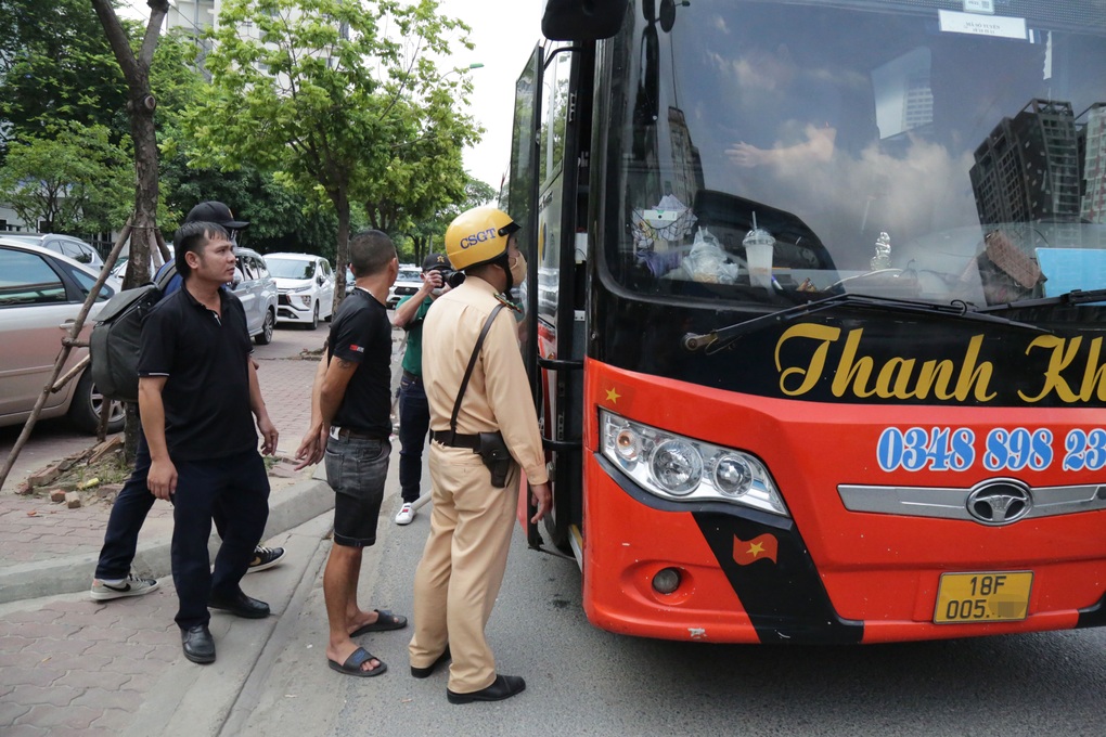 CSGT in ảnh ngay tại chốt, chứng minh lỗi vi phạm của tài xế - 4 CSGT in ảnh ngay tại chốt, chứng minh lỗi vi phạm của tài xế - 4
