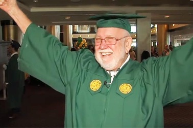 Cụ ông 81 tuổi quay trở lại học đại học sau 50 năm dang dở