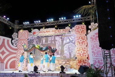 Tiết mục “Múa rồng” do đoàn nghệ thuật tỉnh Nagasaki thể hiện