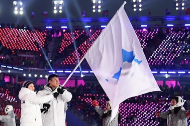 Hai miền Triều Tiên diễu hành chung ở lễ khai mạc Olympic mùa Đông