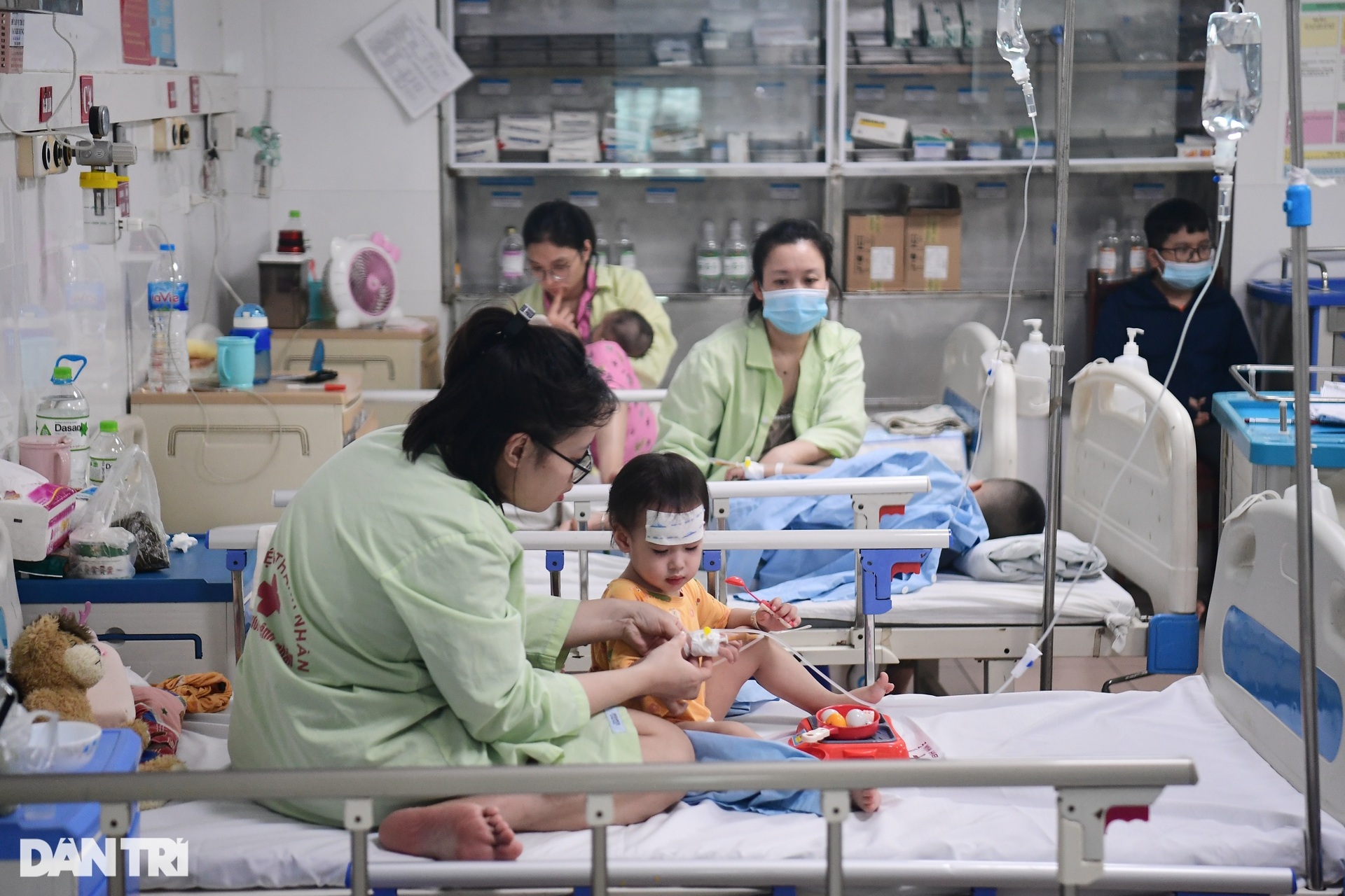 Hà Nội: Nhiều người nổi mụn nước chi chít phải nhập viện vì dịch bất thường - 3 Hà Nội: Nhiều người nổi mụn nước chi chít phải nhập viện vì dịch bất thường - 3