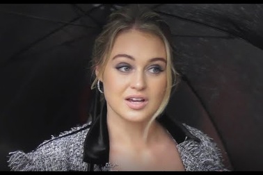 Iskra Lawrence đi xem thời trang