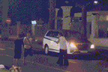 Người đàn ông và phụ nữ cầm gậy đánh nhau giữa trung tâm TPHCM