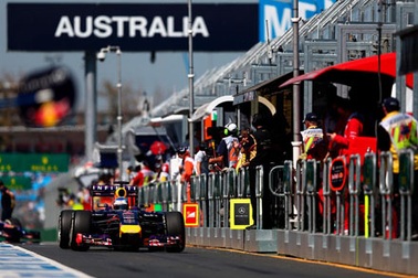 Hamilton giành Pole đầu tiên 