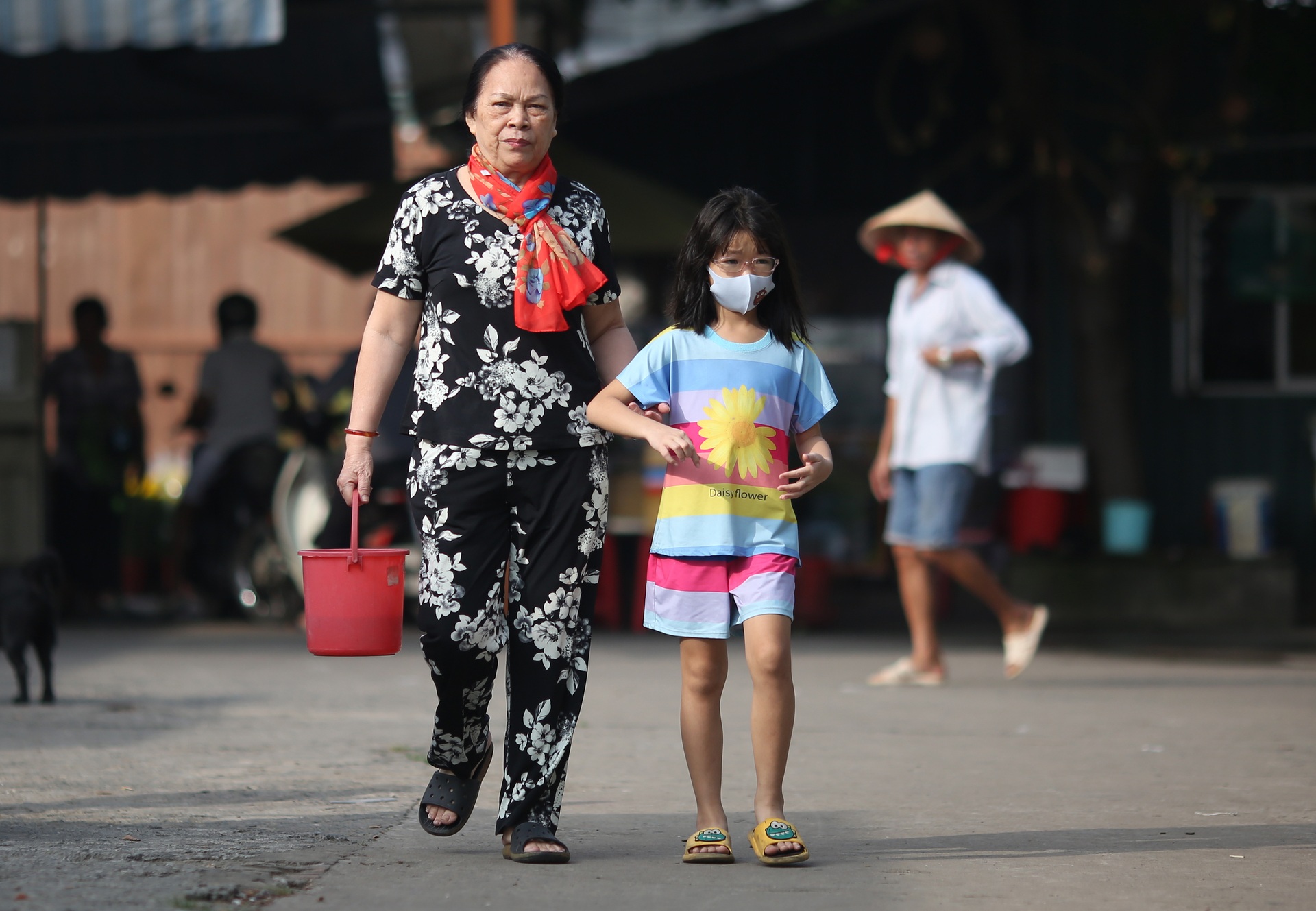 Cá chép chưa kịp tiễn ông Táo lên trời đã bị chích điện - 4 Cá chép chưa kịp tiễn ông Táo lên trời đã bị chích điện - 4