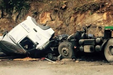 Xe đầu kéo gặp nạn khi lao dốc, tài xế tử vong trong cabin