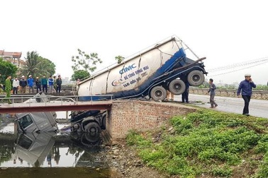 Xe bồn tông chết người phụ nữ bán rau rồi lao xuống mương nước