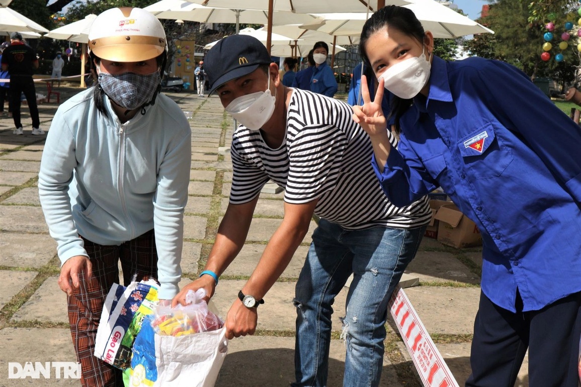 Phiên chợ Tết xưa 0 đồng ấm áp cho người nghèo giữa phố cổ - 5 Phiên chợ Tết xưa 0 đồng ấm áp cho người nghèo giữa phố cổ - 5