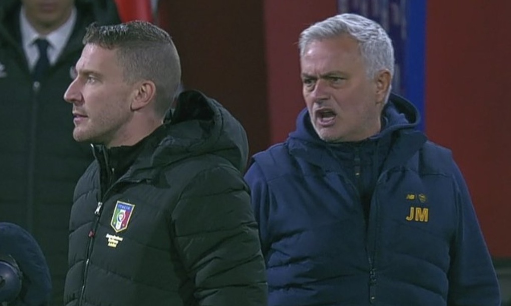 Cãi nhau tay đôi với HLV Mourinho, trọng tài nhận cái kết đắng - 1 Cãi nhau tay đôi với HLV Mourinho, trọng tài nhận cái kết đắng - 1