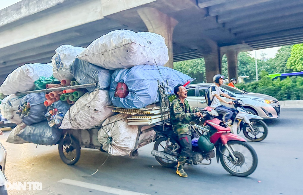 Xe máy chở hàng chất cao như núi nghênh ngang trên đường phố Hà Nội - 8 Xe máy chở hàng chất cao như núi nghênh ngang trên đường phố Hà Nội - 8