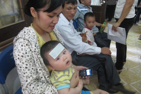 Nghệ An: Quá tải bệnh nhi sau nghỉ lễ vì nắng nóng hơn 40 độ C