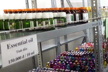 Nhập nguyên liệu hết hạn để sản xuất nước hoa, mỹ phẩm