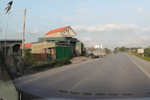 Ô tô tải "không người lái" lao ra đường, xe sang né vội