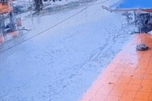 Tránh ô tô chuyển hướng bất ngờ, xe tải có pha xử lý khó tin trên đường mưa