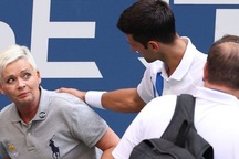US Open 2020: Djokovic bị loại do đánh bóng trúng nữ trọng tài
