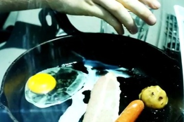 Nấu ăn trên... táp-lô ô tô ngày nóng