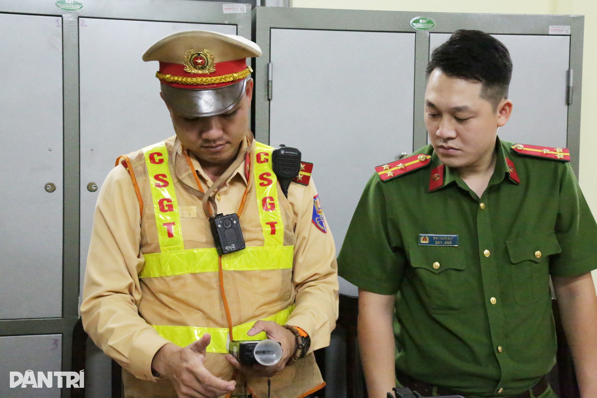 CSGT Hà Nội vào tận quán nhậu khuyên tài xế đã nhậu là không lái xe - 2 CSGT Hà Nội vào tận quán nhậu khuyên tài xế đã nhậu là không lái xe - 2