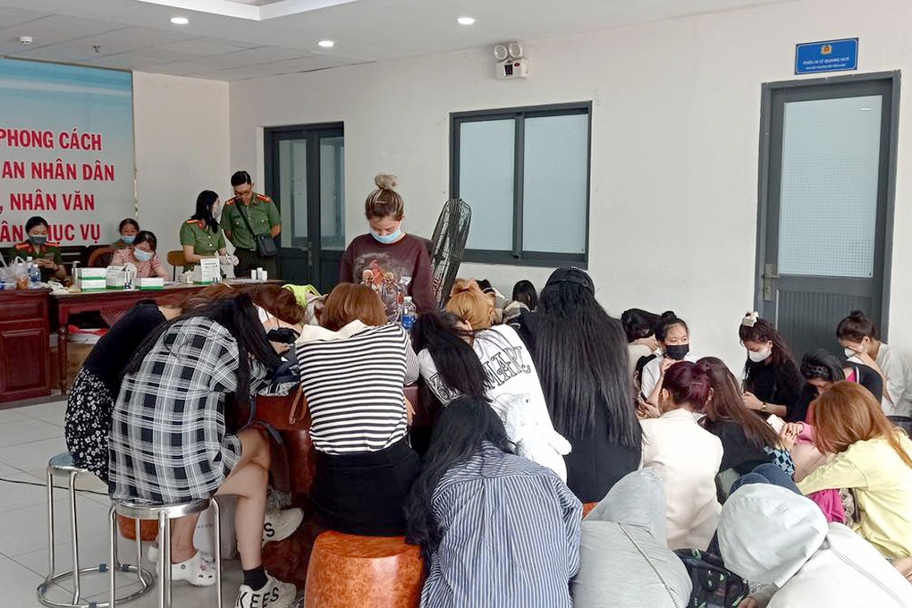 Công an đưa hơn 130 người trong nhà hàng đi kiểm tra ma túy - 1 Công an đưa hơn 130 người trong nhà hàng đi kiểm tra ma túy - 1