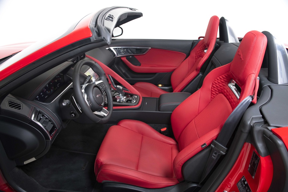 Jaguar F-TYPE mới về Việt Nam có giá lên đến 15,29 tỷ đồng - 13 Jaguar F-TYPE mới về Việt Nam có giá lên đến 15,29 tỷ đồng - 13